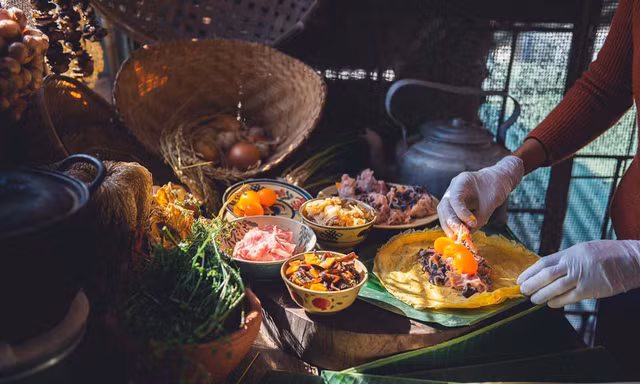 Thị trường 25/2: Dịch vụ cúng rằm tháng Giêng sôi động, người Hà Nội 'săn' hoa lê trắng