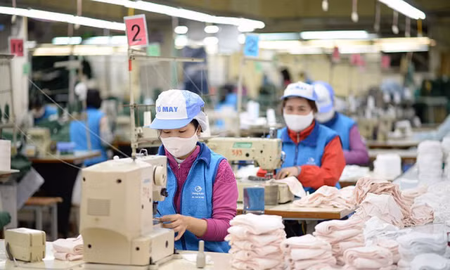 Thị trường ngày 17/9: Việt Nam trở thành 'công xưởng khẩu trang' của thế giới