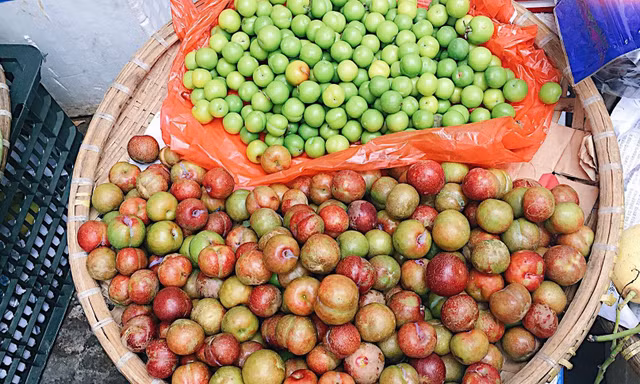 Mận đầu mùa chua giòn đắt đỏ vẫn nhanh hết hàng; iPhone 12, iPad, Macbook giảm giá mạnh