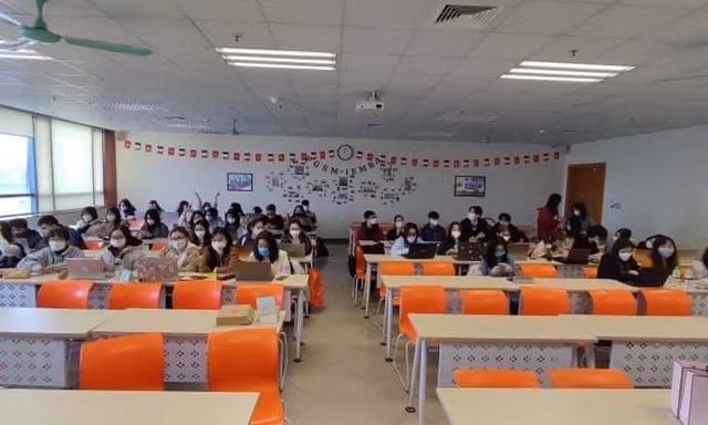 Sinh viên Hà Nội ngày đầu trở lại giảng đường: "Hồ hởi nhưng cũng hồi hộp"