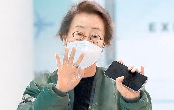 Netizens đồng loạt gọi Youn Yuh Jung 'Mẹ chồng quốc dân' dù con trai nữ diễn viên vẫn FA