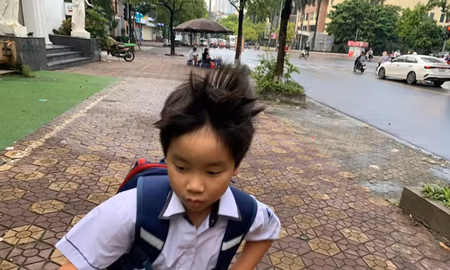 Nhiều học sinh chạy long tóc gáy để đến trường cho kịp giờ. Ảnh: Đỗ Hợp