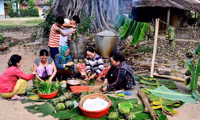  Đề thi học kỳ môn Văn lớp 10 nêu ra vấn đề ‘Còn ăn tết ta, đất nước còn nghèo’