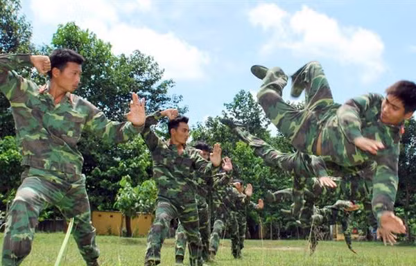 Lính đặc công 'luyện công' đánh hiểm