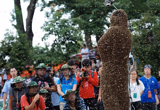 Người mang gần 30kg ong trên cơ thể