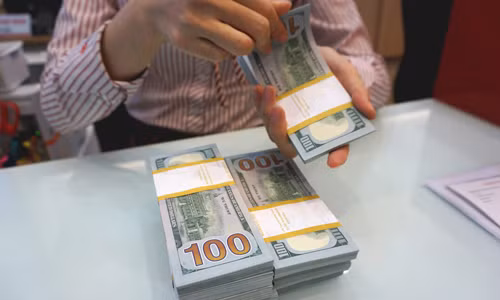 Nhân viên ngân hàng kiểm tiền tại TP HCM. Ảnh: Anh Tú