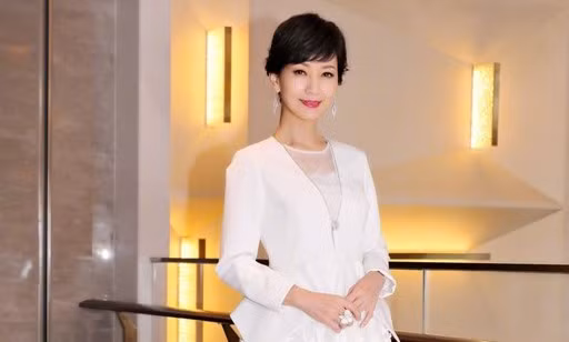 Á hậu U70 của Hong Kong khiến báo Hàn ‘sốc’ vì quá trẻ