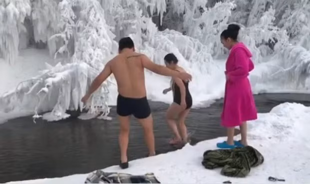 Ở nơi lạnh nhất thế giới: -62 độ vẫn cởi trần tắm suối