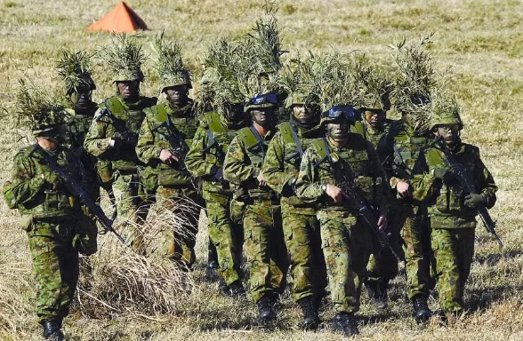 Các thành viên thuộc Lữ đoàn nhảy dù số 1của GSDF Nhật Bản.