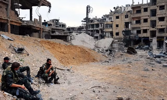 Binh sĩ Syria được nhìn thấy tại Douma, Đông Ghouta, vào ngày 28/3 vừa qua. Ảnh: Global Look Press
