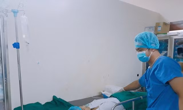 Bác sĩ thăm khám cho bệnh nhân đầu tiên sau khi được can thiệp.