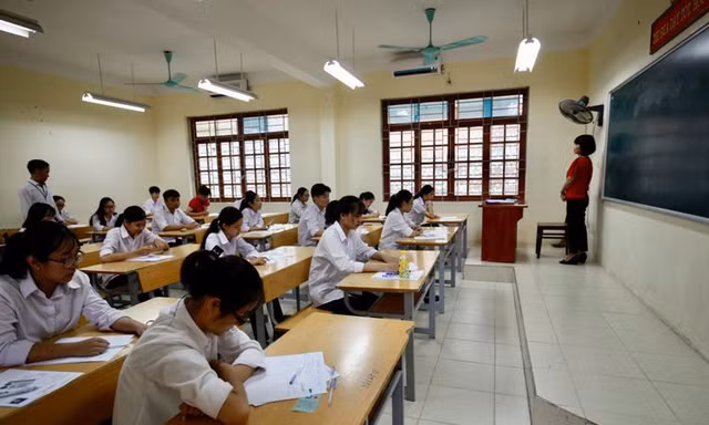 Thí sinh làm bài thi THPT. Ảnh Như Ý