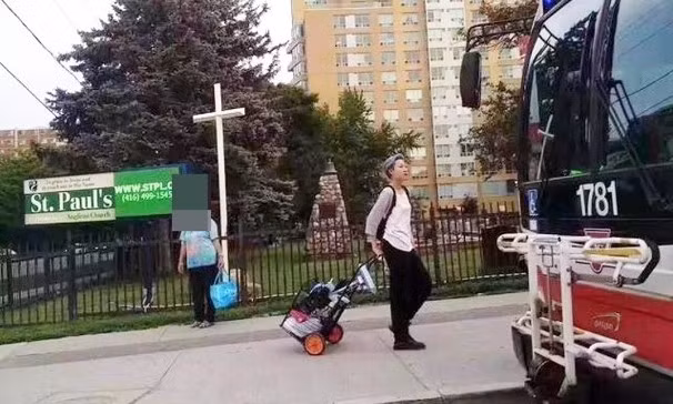 Con gái rơi của Thành Long phải nhặt rác kiếm sống ở Canada