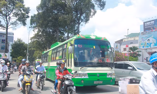 Trong 3 tháng, TP.HCM đã phải tạm ngừng nhiều tuyến xe buýt vì vắng khách. Ảnh: Hải Long.