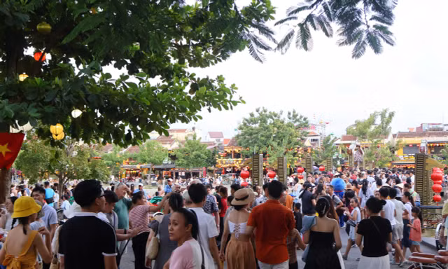 Dòng người chen chúc ở Hội An