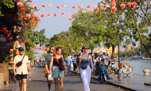 Du khách mê mẩn check-in Hội An lúc ráng chiều