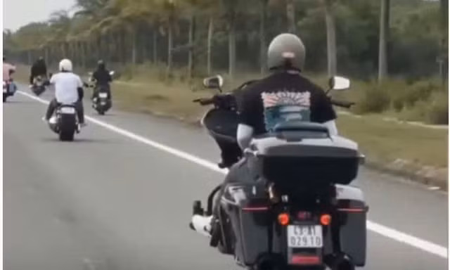 Xác minh nhóm 'quái xế' buông cả hai tay khi lái mô tô ở Quảng Nam