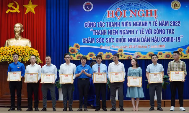 Khen thưởng cá nhân, tập thể xuất sắc trong công tác thanh niên ngành y tế