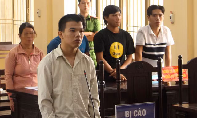 Đâm bạn trọng thương vì không chịu chung tiền nhổ xe cắm lại quán karaoke