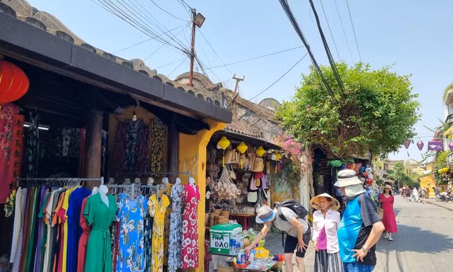 'Khách chụp tấm hình đẹp là quảng bá không mất tiền, sao chặn họ lại để thu vé?'