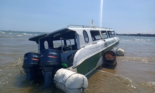 Chiếc ca nô QNa 1152 chuẩn SB bị lật khiến 17 người chết trên biển Cửa Đại.