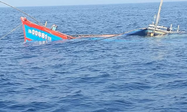Tàu cá Quảng Nam bị tàu sắt tông chìm trên biển