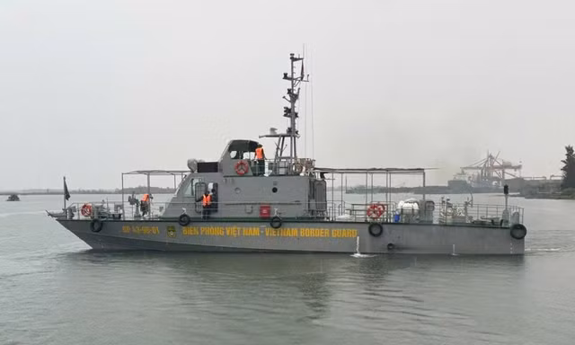 Ứng cứu tàu cá nguy cơ chìm trên biển giữa biển động, sóng lớn