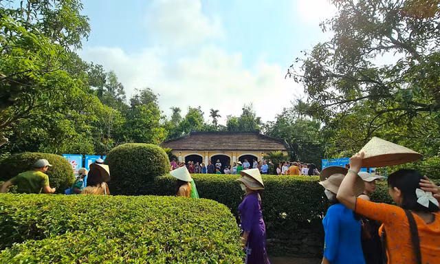 Du khách đổ về ngôi làng cổ độc nhất vô nhị xứ Quảng