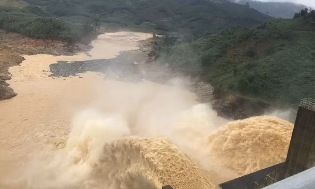 Mưa lớn bất thường, nhiều thủy điện ở Quảng Nam thông báo xả điều tiết
