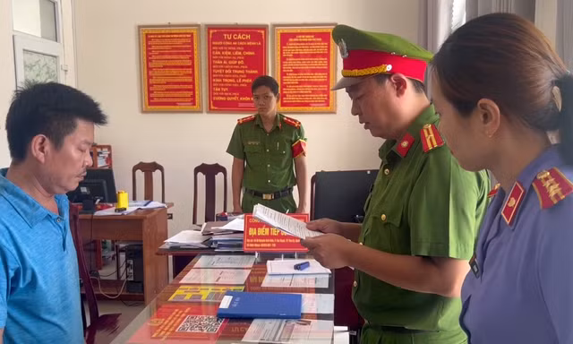 Nhân viên văn phòng đăng ký đất đai nhận tiền để ‘làm nhanh’ giấy tờ nhà đất