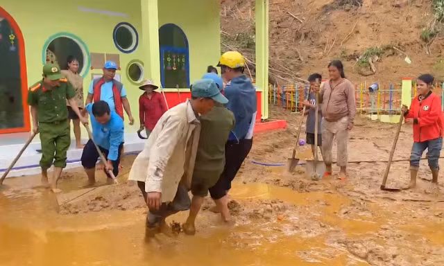 Giúp cô trò điểm trường vùng cao Nam Trà My dọn dẹp trường học sau sạt lở