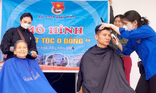  Đến từng nhà cắt tóc miễn phí cho cụ già, em nhỏ