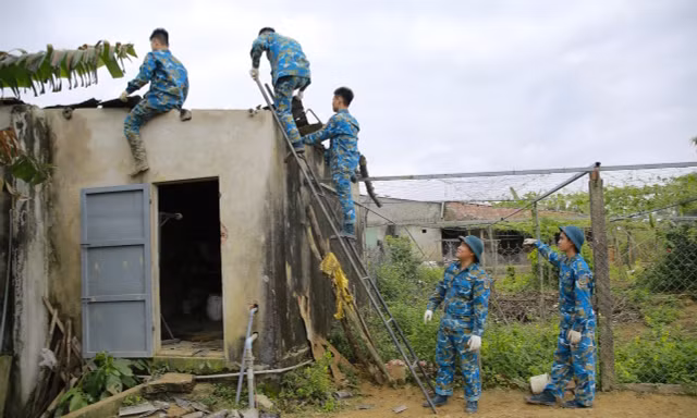 Sư đoàn 372 đến sửa nhà dân bị hư sau vụ rơi máy bay Su-22