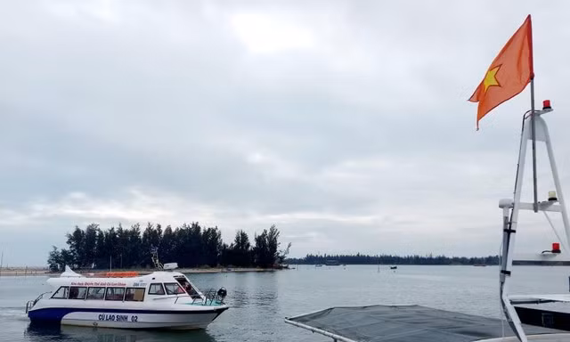 Quảng Nam sẽ thành lập Trạm quan sát và cứu hộ đặt tại cồn cát Khủng Long để giám sát tàu thuyền trên biển Cửa Đại. Ảnh H. Văn