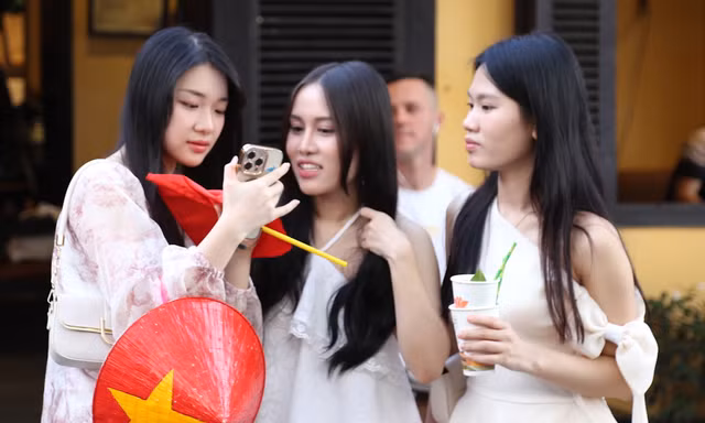 Dòng người ùn ùn đổ về Hội An