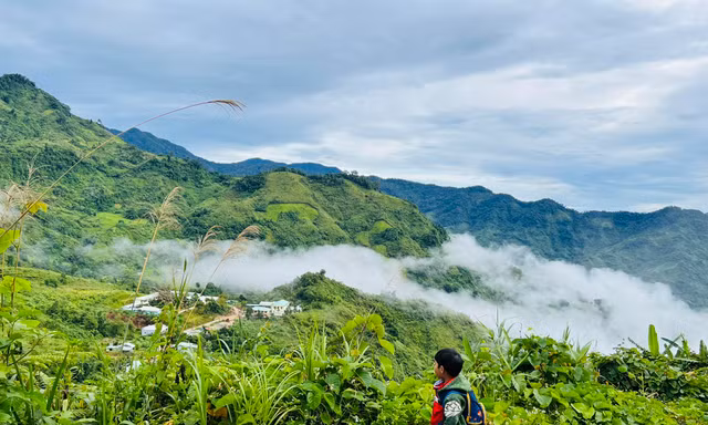 Đường đến trường 'dưới chân sỏi đá, trên đầu là mây' của em nhỏ vùng cao Quảng Nam