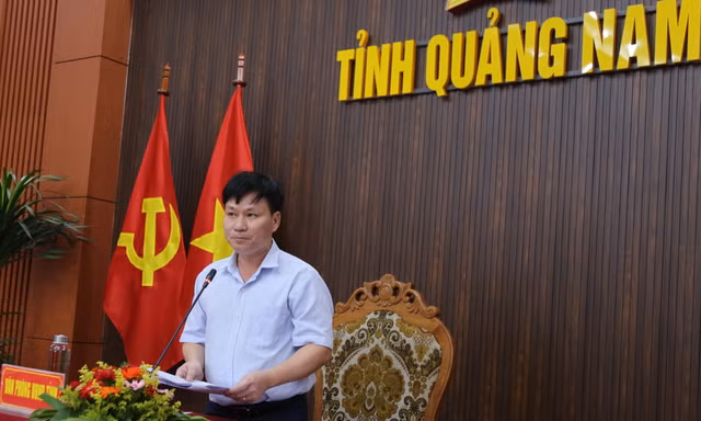 Ngộ độc bánh mì Phượng, sâm giả, miễn nhiệm chức danh cựu Phó chủ tịch Trần Văn Tân làm nóng họp báo