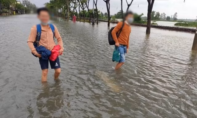 Thí sinh lặn lội giữa thời tiết mưa lụt về dự thi viên chức ngành giáo dục nhưng nhận thông báo hoãn ở phút chót gây bức xúc. Ảnh Facbook thí sinh.