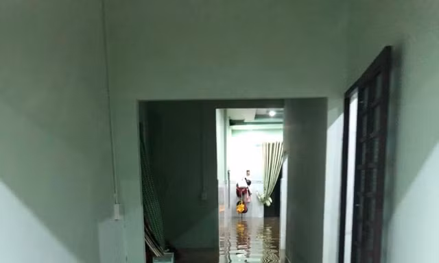 Trở về nhà sau lũ, người dân gạt nước mắt khi tài sản chìm trong nước