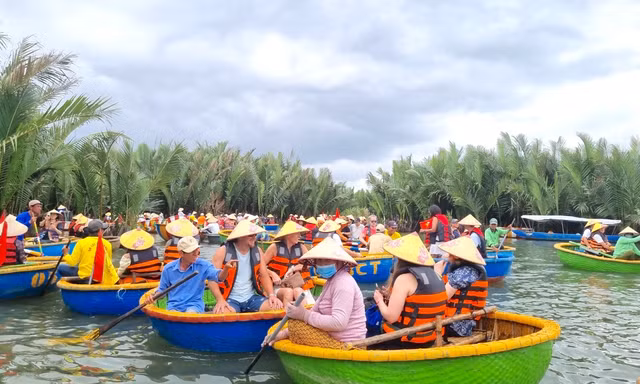 Trên bến dưới thuyền ken đặc du khách ở rừng dừa Bảy Mẫu Hội An 