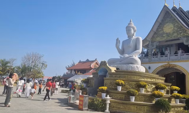 Nghìn người đổ về tham quan ngôi chùa có view cửa biển tuyệt đẹp ở Thanh Hóa