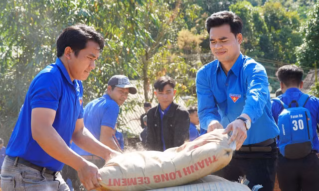 Tỉnh Đoàn Quảng Nam trao tặng quà hơn 500 triệu đồng ra quân Tháng Thanh niên 2025