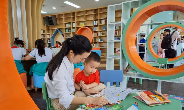 Bạn trẻ hào hứng trải nghiệm thư viện số cộng đồng đầu tiên ở xứ Quảng