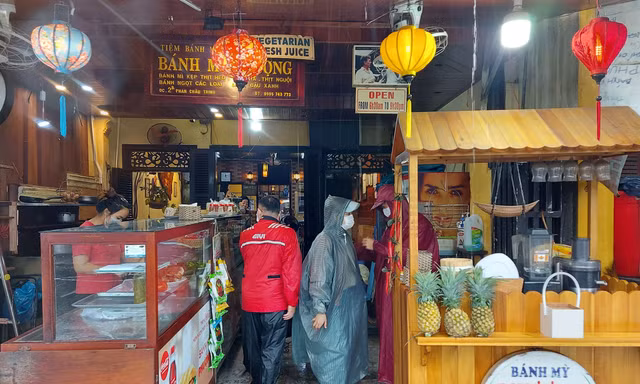 Khách hàng ngộ độc kiện bánh mì Phượng Hội An, đòi bồi thường hơn 170 triệu đồng