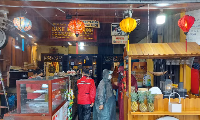 313 người ngộ độc sau ăn bánh mì Phượng ở Hội An: Xử lý cơ sở vi phạm ra sao?