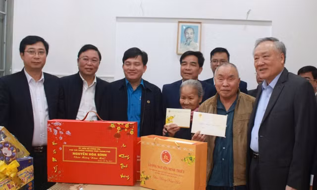 Phó Thủ tướng Thường trực Nguyễn Hòa Bình trao quà Tết tại Quảng Nam