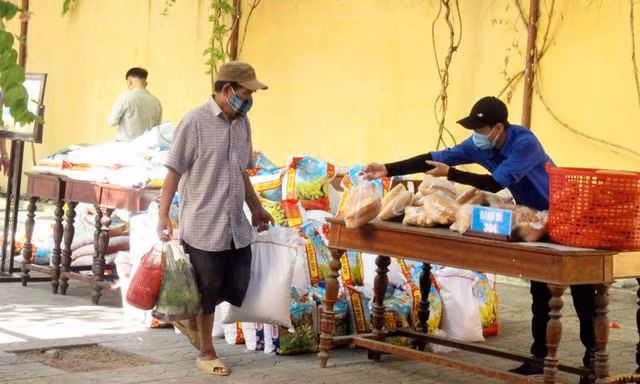 Người dân tham gia phiên chợ 0 đồng ở Hội An.