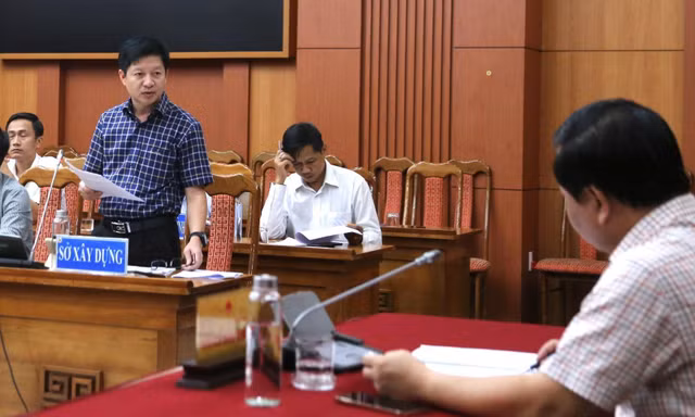 Đoàn liên ngành đi kiểm tra, loạt xe doanh nghiệp ‘rồng rắn’ bám đuôi