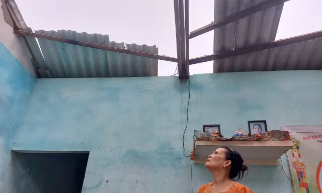 Người dân Quảng Nam khóc mếu nhìn ngôi nhà tan hoang sau bão