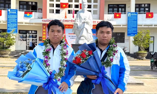 Trò chuyện nhanh cùng cặp song sinh giành 2 huy chương vàng Olympic Toán học quốc tế